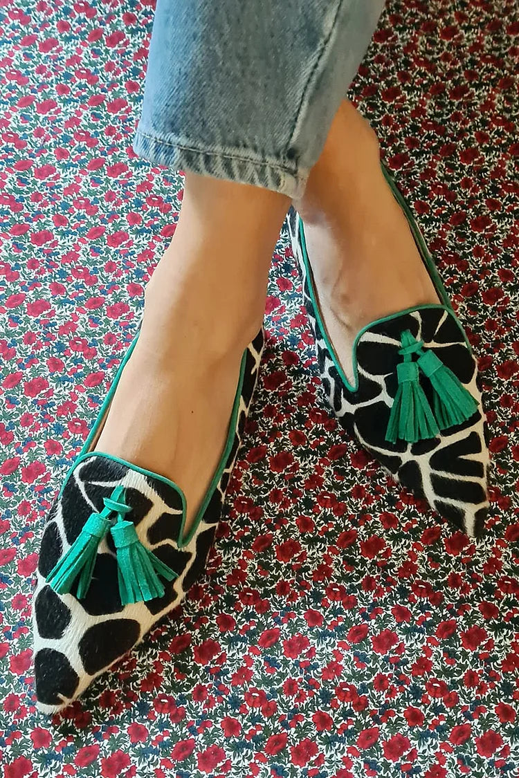 SAMANTHA | POINTED LOAFER WITH GIRAFFE PRINT AND GREEN FRINGES