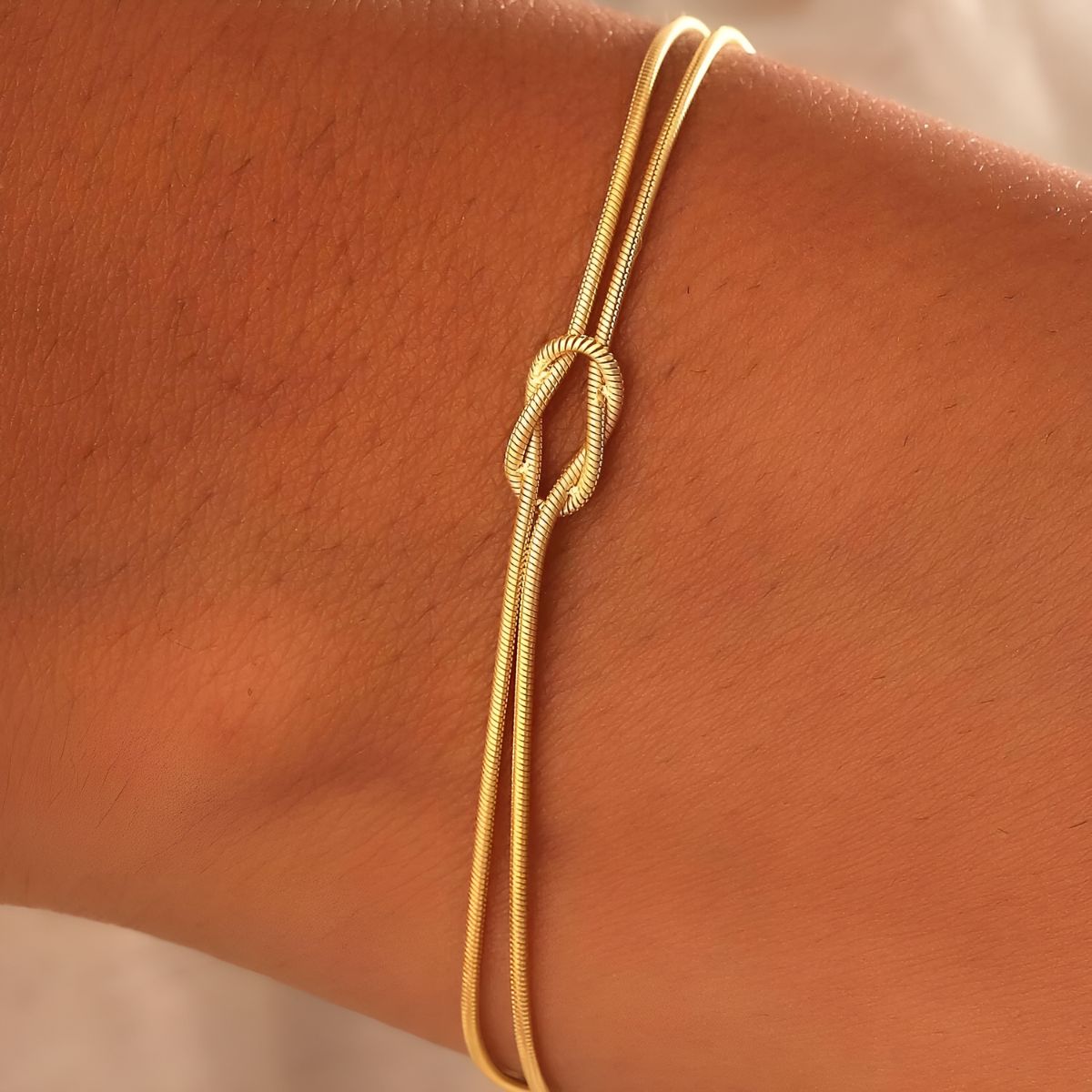 Olivia | Elegant Knot Bracelet