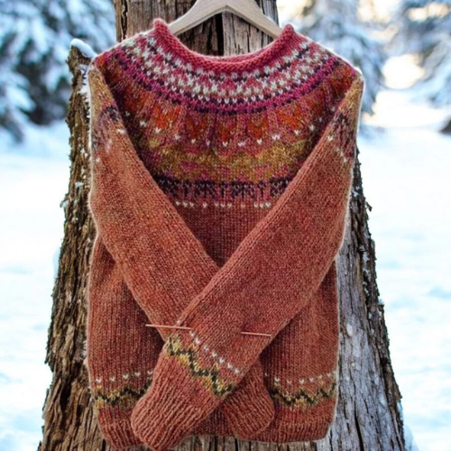 Sofia | Warm sweater with round knitted shoulder pattern