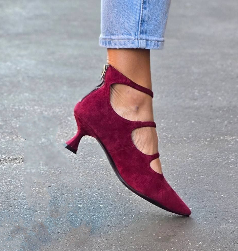 NORA | DECOLLETE WITH STRAPS AND LOW HEEL