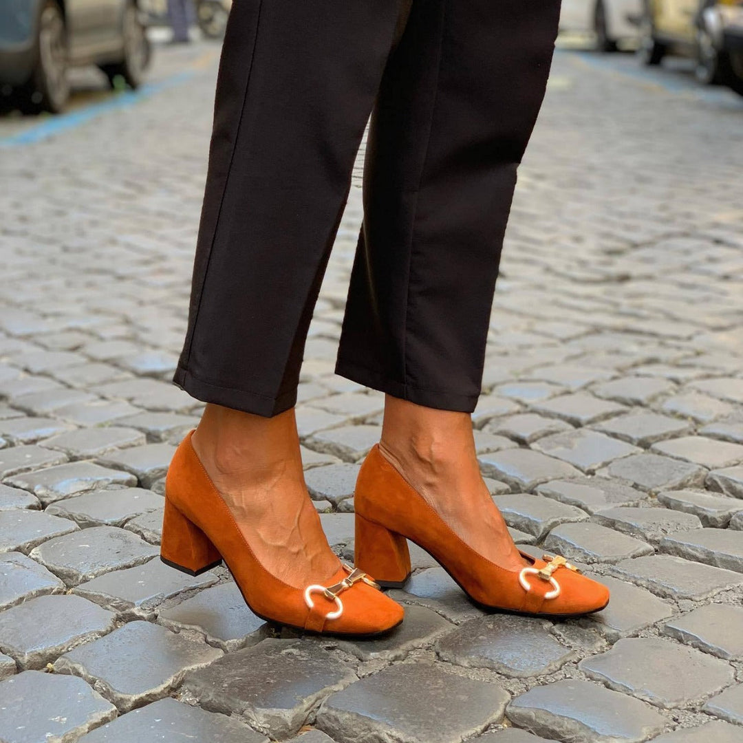 JULIA | ELEGANT PUMPS WITH GOLD DETAIL