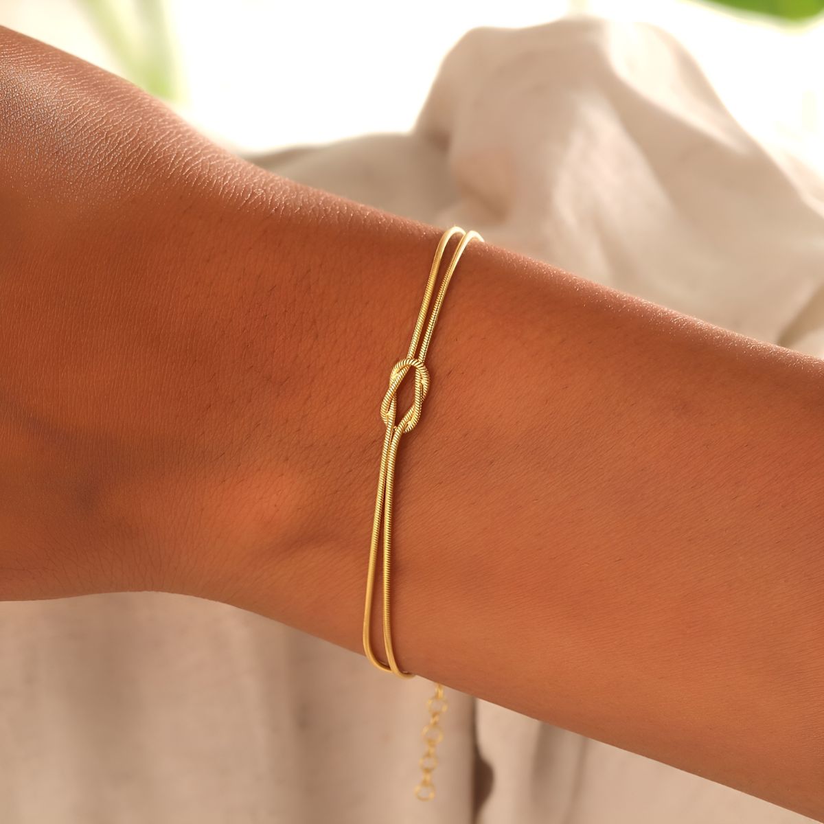 Olivia | Elegant Knot Bracelet